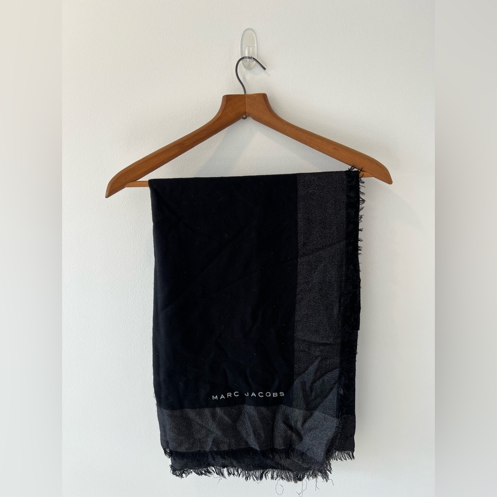 Marc Jacobs Elegant Black and Gray Scarf